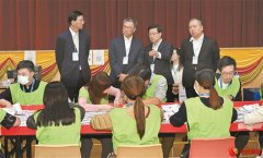 香港区议会选举圆满举行 各界反响热烈